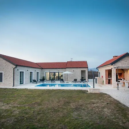 Mala Zadar Vila *