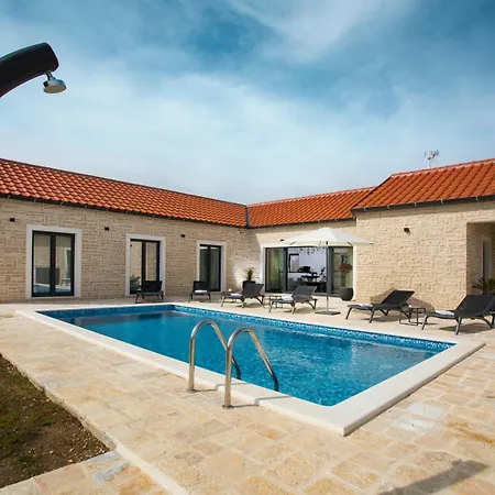 Mala Zadar Vila *